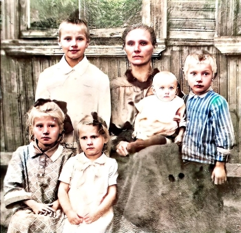 This is Ludmilla, Rosalie, Salme, Aliide my grandmother, Niina and Albert, and my Dad in a striped blue shirt.